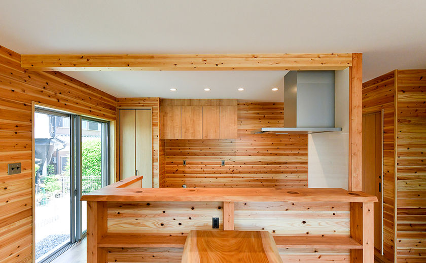 天然木の家　HODAKA 一級建築士事務所 城陽工房で選んだ天然木を笠木やテーブルに使用の画像