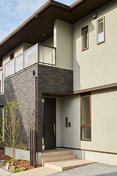 ひのき住宅 【5000万円台/完全分離型/二世帯住宅】家族の距離感と将来を見据えた間取り、デザインの異なる二つの家の建築実例画像2