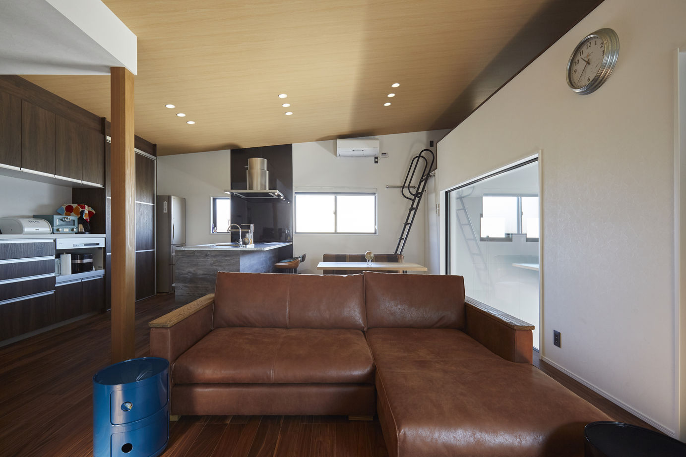 ひのき住宅 【3000万円台/2階リビング/ビルトインガレージ】お気に入りの空間で愛車を眺めるLDKの開放的デザインの建築実例画像2