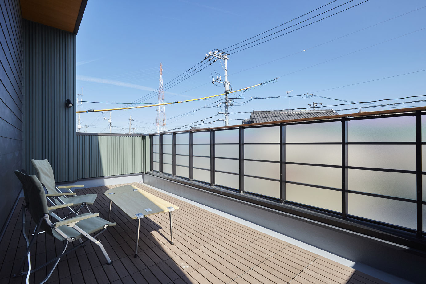 ひのき住宅 【3000万円台/2階リビング/ビルトインガレージ】お気に入りの空間で愛車を眺めるLDKの開放的デザインの建築実例画像3