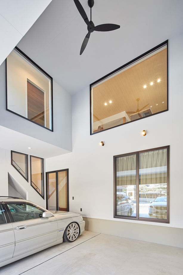 ひのき住宅 【3000万円台/2階リビング/ビルトインガレージ】お気に入りの空間で愛車を眺めるLDKの開放的デザインの建築実例画像10