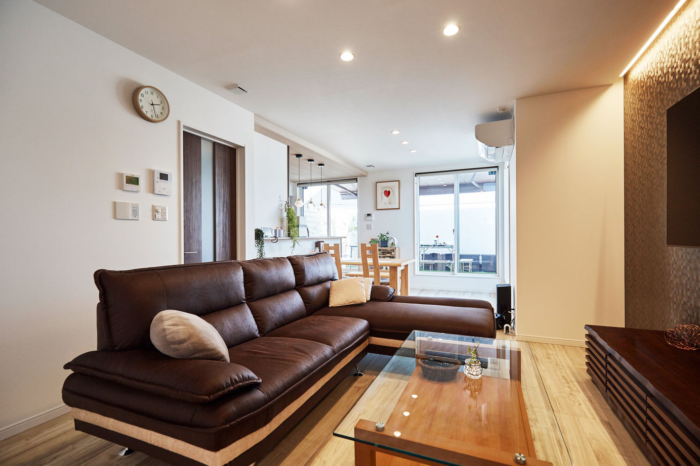 ひのき住宅 【2000万円台/2階リビング/ルーフバルコニー】バルコニーで家族と団らんを楽しむ理想の暮らしの建築実例画像2