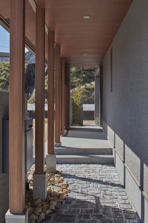 ひのき住宅 【3000万円台/吹抜け/和モダン平屋】まるで旅館　大屋根の軒下通路と造作家具で魅せる和室のある平屋の建築実例画像2