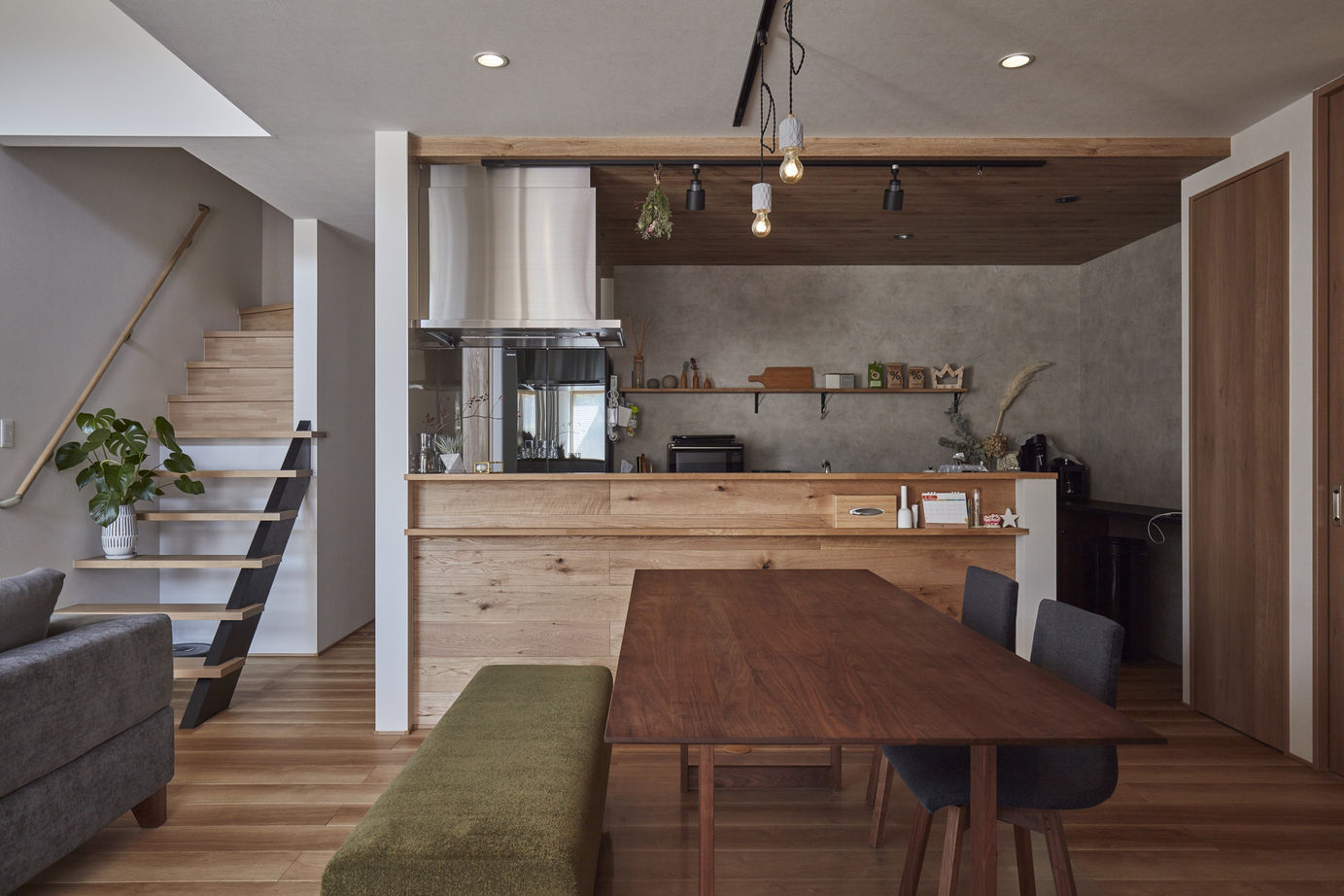 ひのき住宅 【3000万円台/吹抜け/和モダン平屋】まるで旅館　大屋根の軒下通路と造作家具で魅せる和室のある平屋の建築実例画像3