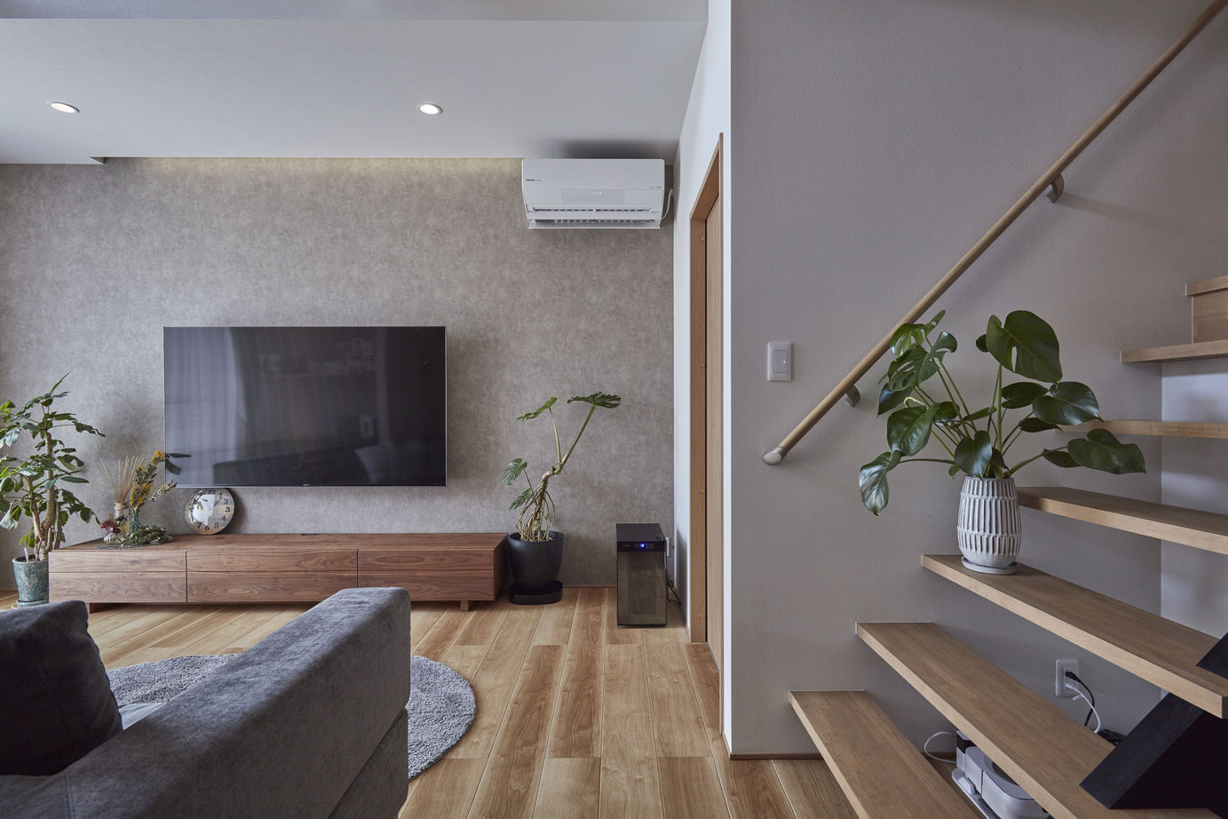 ひのき住宅 【3000万円台/吹抜け/和モダン平屋】まるで旅館　大屋根の軒下通路と造作家具で魅せる和室のある平屋の建築実例画像4