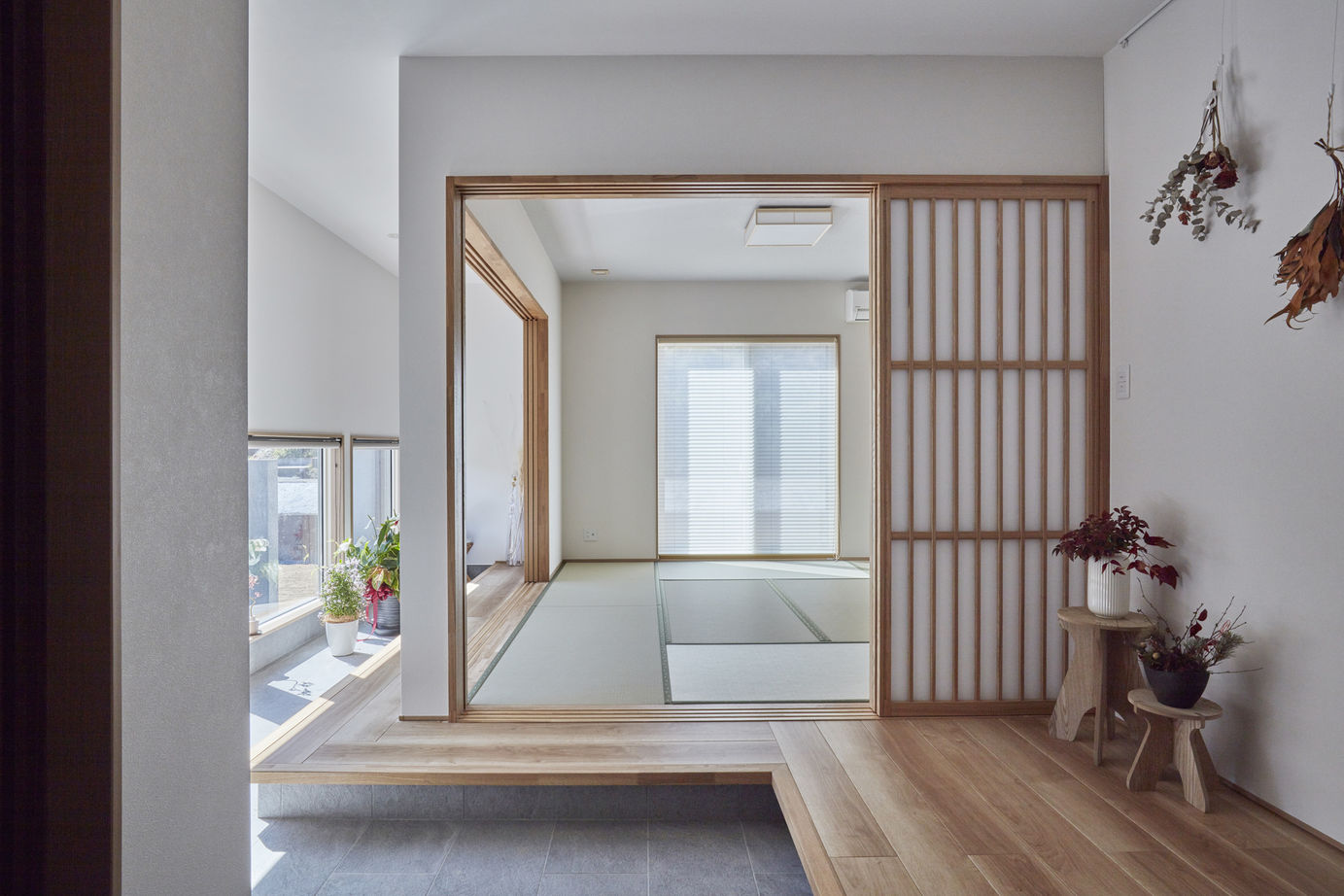 ひのき住宅 【3000万円台/吹抜け/和モダン平屋】まるで旅館　大屋根の軒下通路と造作家具で魅せる和室のある平屋の建築実例画像5