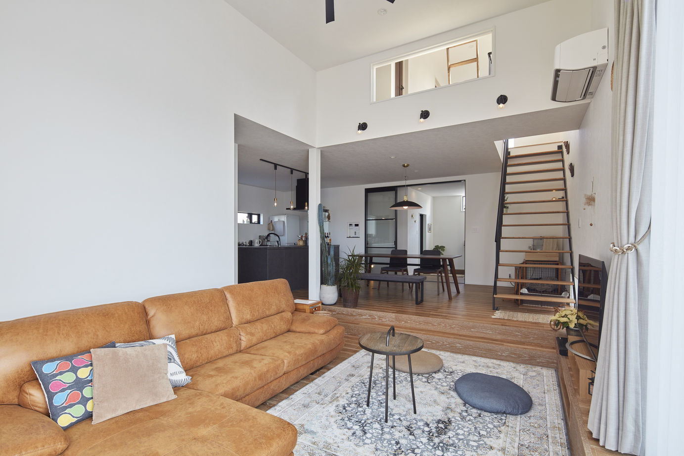 ひのき住宅 【スキップフロア/インナーガレージ】時が経っても魅力的な内装　ヴィンテージプロヴァンスの建築実例画像4