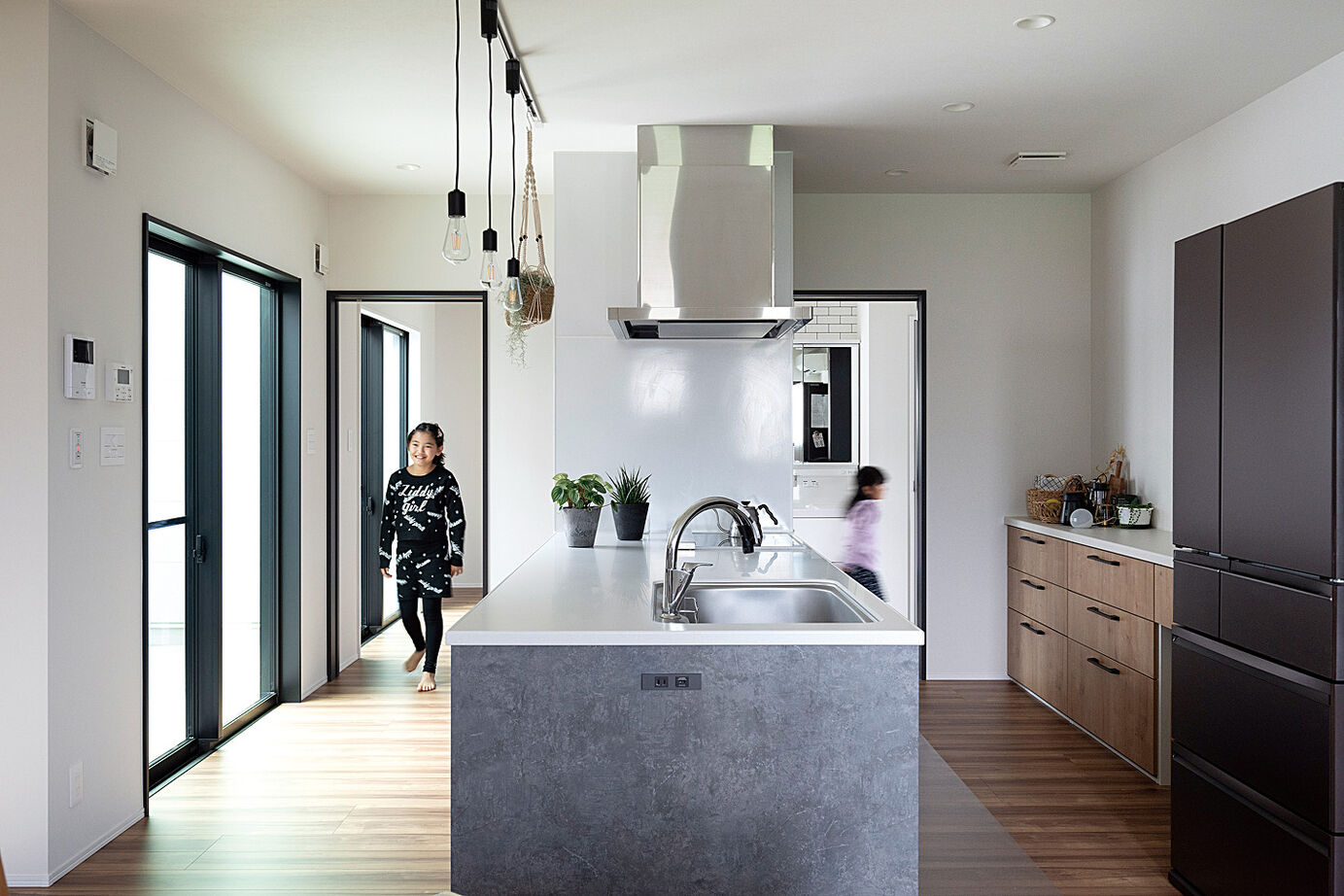 HIGASHIKENCHIKU 東建築 中庭のおうちキャンプも楽しい、ウォークスルーに回遊する平屋の建築実例画像2