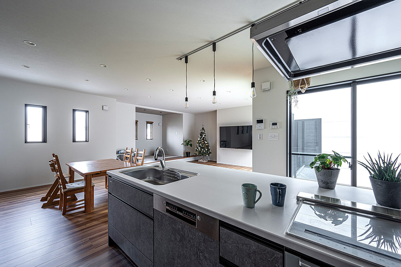 HIGASHIKENCHIKU 東建築 中庭のおうちキャンプも楽しい、ウォークスルーに回遊する平屋の建築実例画像3