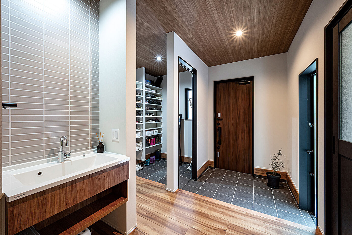 HIGASHIKENCHIKU 東建築 中庭のおうちキャンプも楽しい、ウォークスルーに回遊する平屋の建築実例画像5