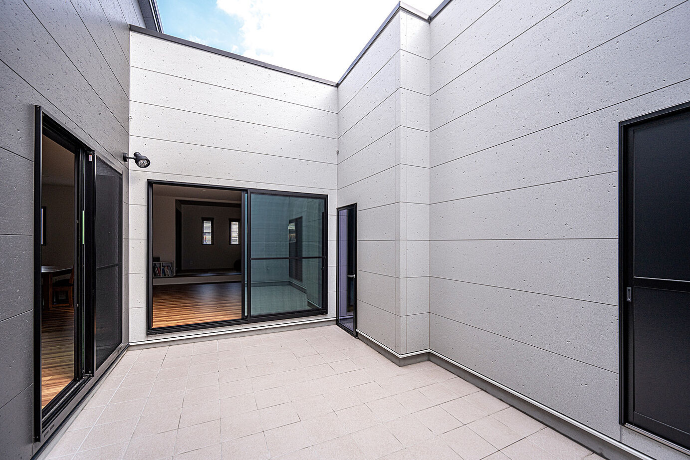 HIGASHIKENCHIKU 東建築 中庭のおうちキャンプも楽しい、ウォークスルーに回遊する平屋の建築実例画像9