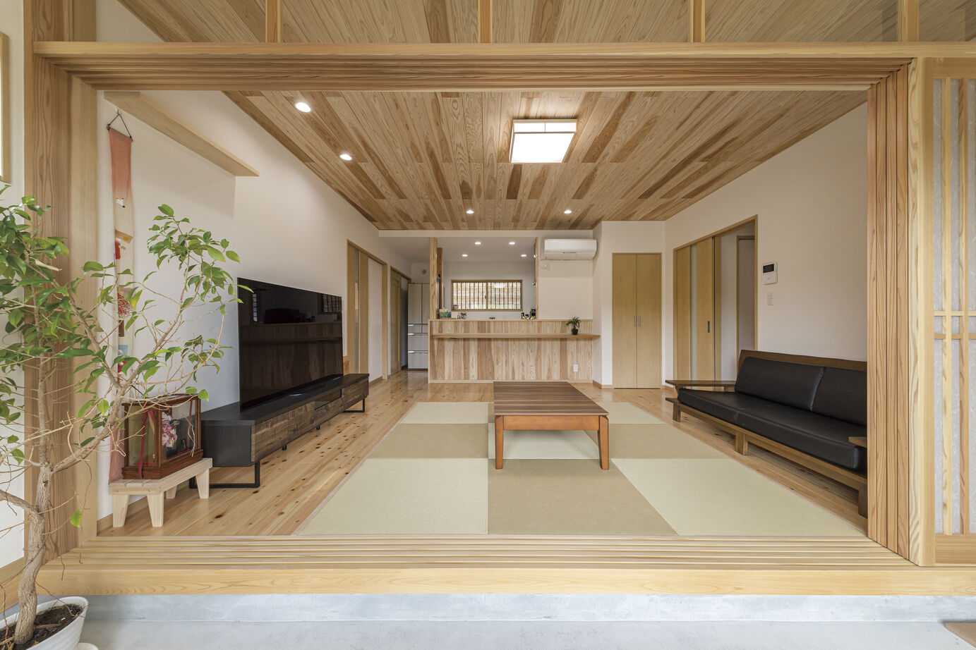 一棟入魂　井戸川建築 和の雰囲気を感じるモダンな平屋。庭に繋がる土間が暮らしの幅を広げるオシャレで楽しい住まいの建築実例画像1