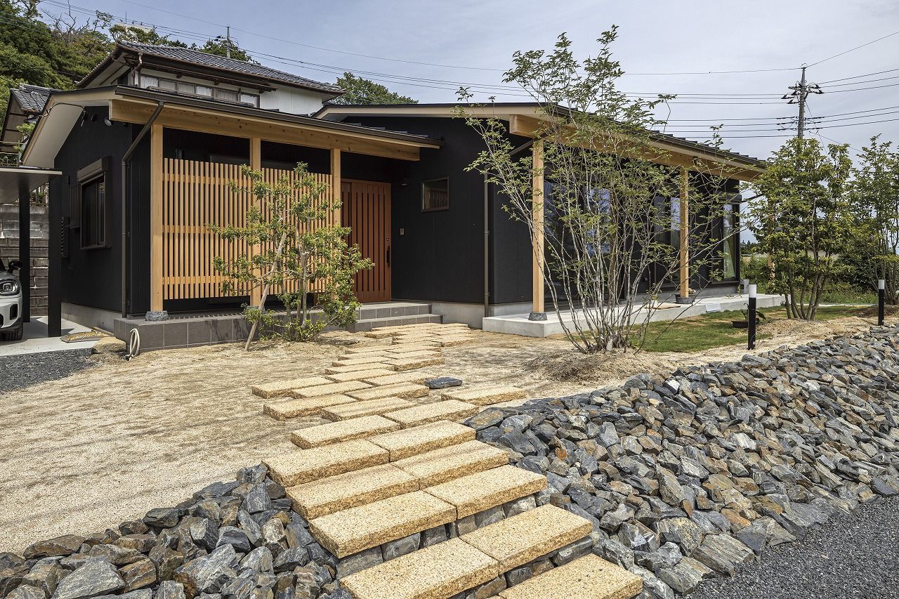 一棟入魂　井戸川建築 和の雰囲気を感じるモダンな平屋。庭に繋がる土間が暮らしの幅を広げるオシャレで楽しい住まいの建築実例画像3