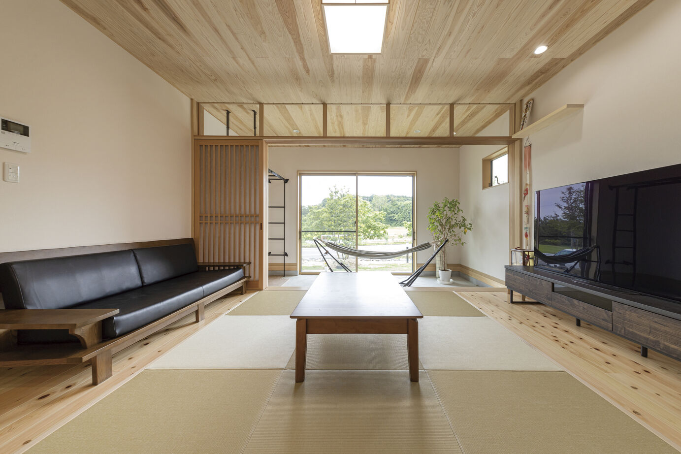 一棟入魂　井戸川建築 和の雰囲気を感じるモダンな平屋。庭に繋がる土間が暮らしの幅を広げるオシャレで楽しい住まいの建築実例画像4