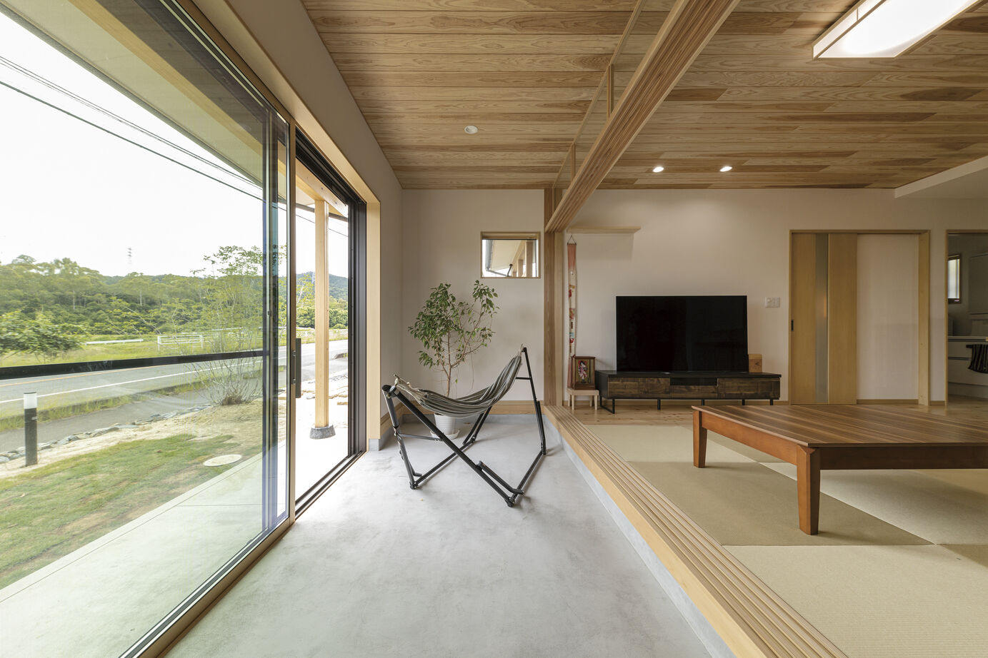 一棟入魂　井戸川建築 和の雰囲気を感じるモダンな平屋。庭に繋がる土間が暮らしの幅を広げるオシャレで楽しい住まいの建築実例画像6