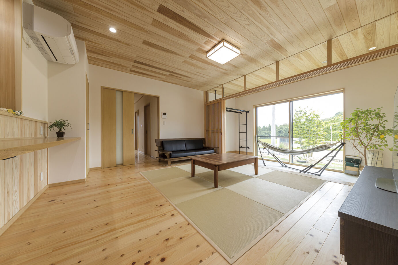 一棟入魂　井戸川建築 和の雰囲気を感じるモダンな平屋。庭に繋がる土間が暮らしの幅を広げるオシャレで楽しい住まいの建築実例画像7