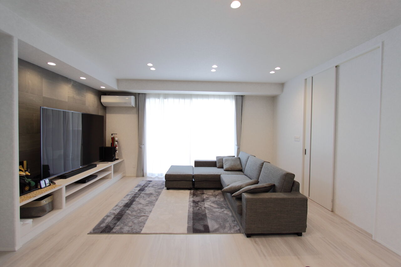 シンヨウ建設 【河内長野市/3000万円台/全棟気密測定】モノトーンで統一した大空間LDK＆回遊動線のガレージハウスの建築実例画像2