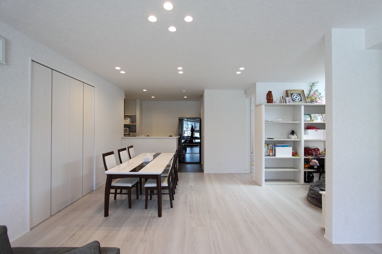 シンヨウ建設 【河内長野市/3000万円台/全棟気密測定】モノトーンで統一した大空間LDK＆回遊動線のガレージハウスの建築実例画像3