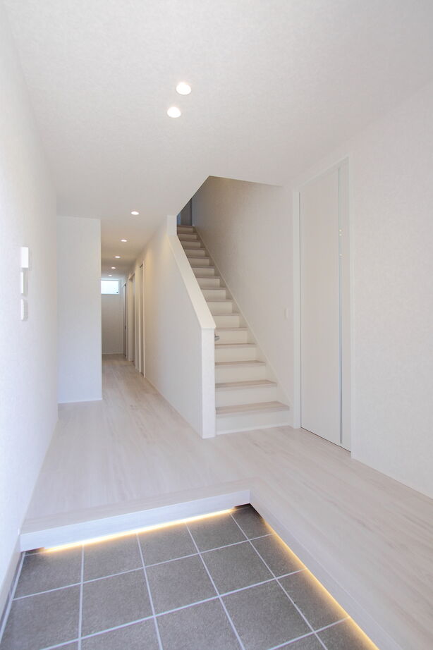 シンヨウ建設 【河内長野市/3000万円台/全棟気密測定】モノトーンで統一した大空間LDK＆回遊動線のガレージハウスの建築実例画像4