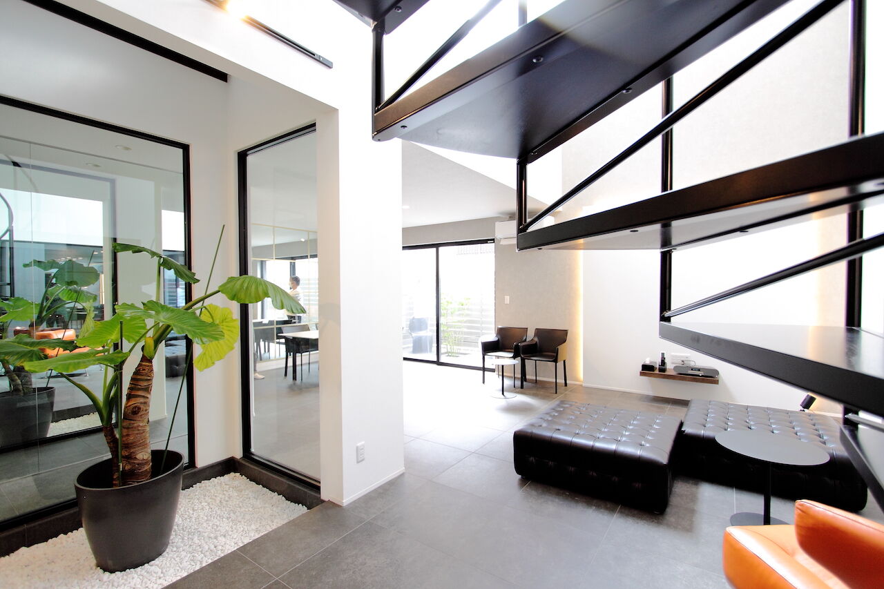 シンヨウ建設 【河内長野市/ガレージハウス/車3台/敷地52坪/全棟気密測定】リビングから愛車を眺められる住まいの建築実例画像2