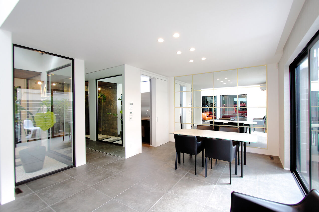 シンヨウ建設 【河内長野市/ガレージハウス/車3台/敷地52坪/全棟気密測定】リビングから愛車を眺められる住まいの建築実例画像3