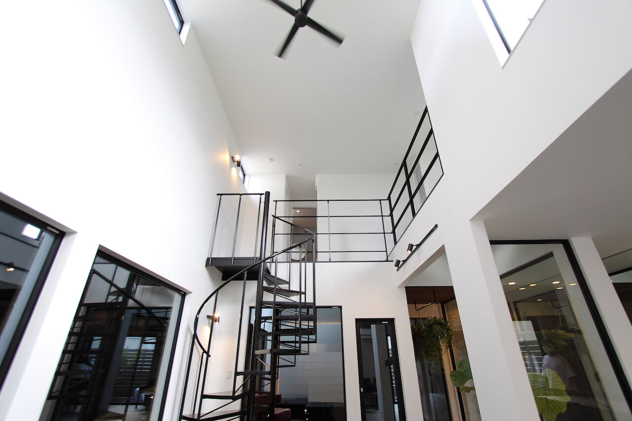 シンヨウ建設 【河内長野市/ガレージハウス/車3台/敷地52坪/全棟気密測定】リビングから愛車を眺められる住まいの建築実例画像4