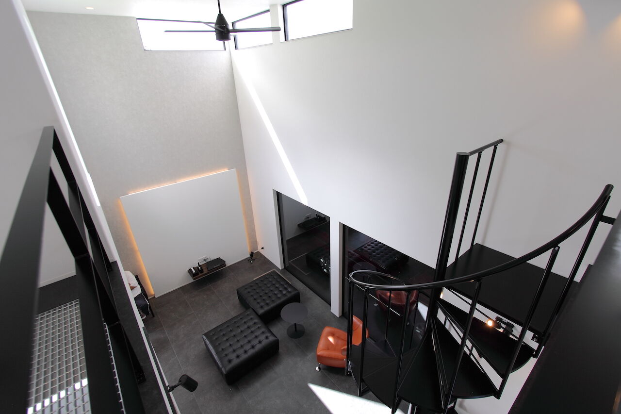 シンヨウ建設 【河内長野市/ガレージハウス/車3台/敷地52坪/全棟気密測定】リビングから愛車を眺められる住まいの建築実例画像5