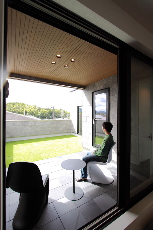 シンヨウ建設 【河内長野市/ガレージハウス/車3台/敷地52坪/全棟気密測定】リビングから愛車を眺められる住まいの建築実例画像6