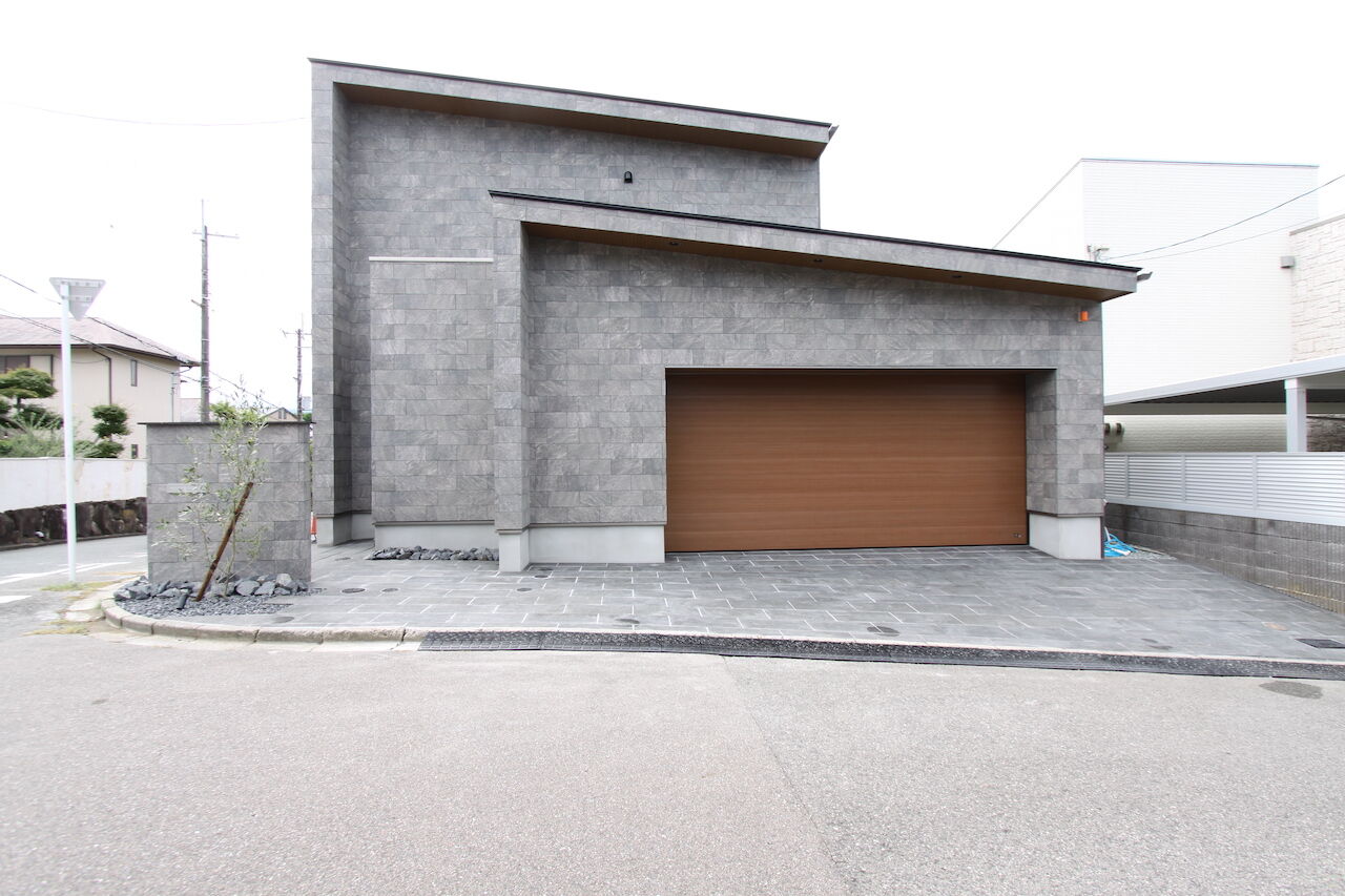 シンヨウ建設 【河内長野市/ガレージハウス/車3台/敷地52坪/全棟気密測定】リビングから愛車を眺められる住まいの建築実例画像10