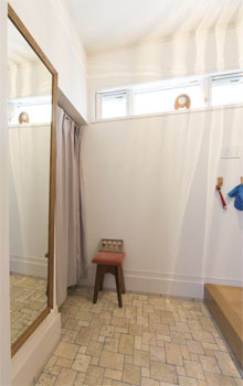 吹抜けの家  福山住宅 【2000-2500万円】採光＆収納の工夫で心地好く 杉床に風が抜ける都市型住宅【間取り図面あり】の建築実例画像2