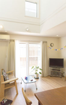 吹抜けの家  福山住宅 【2000-2500万円】採光＆収納の工夫で心地好く 杉床に風が抜ける都市型住宅【間取り図面あり】の建築実例画像3