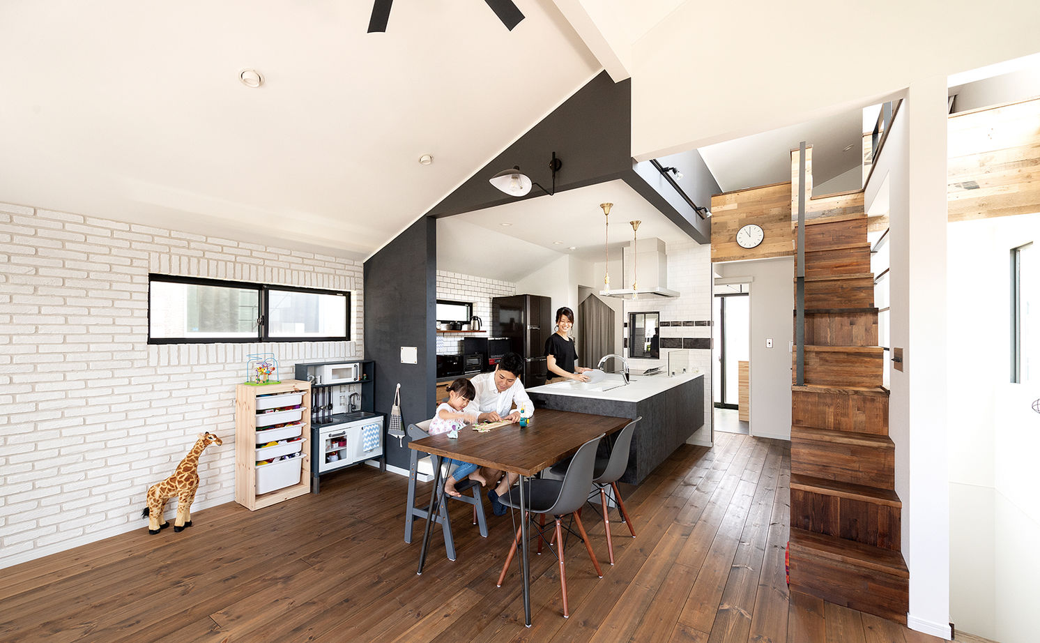 吹抜けの家  福山住宅 【2000～2500万円】古材や無垢材でアンティークな階段調の棚も造作。カフェみたいなリビングで暮らす家の建築実例画像1