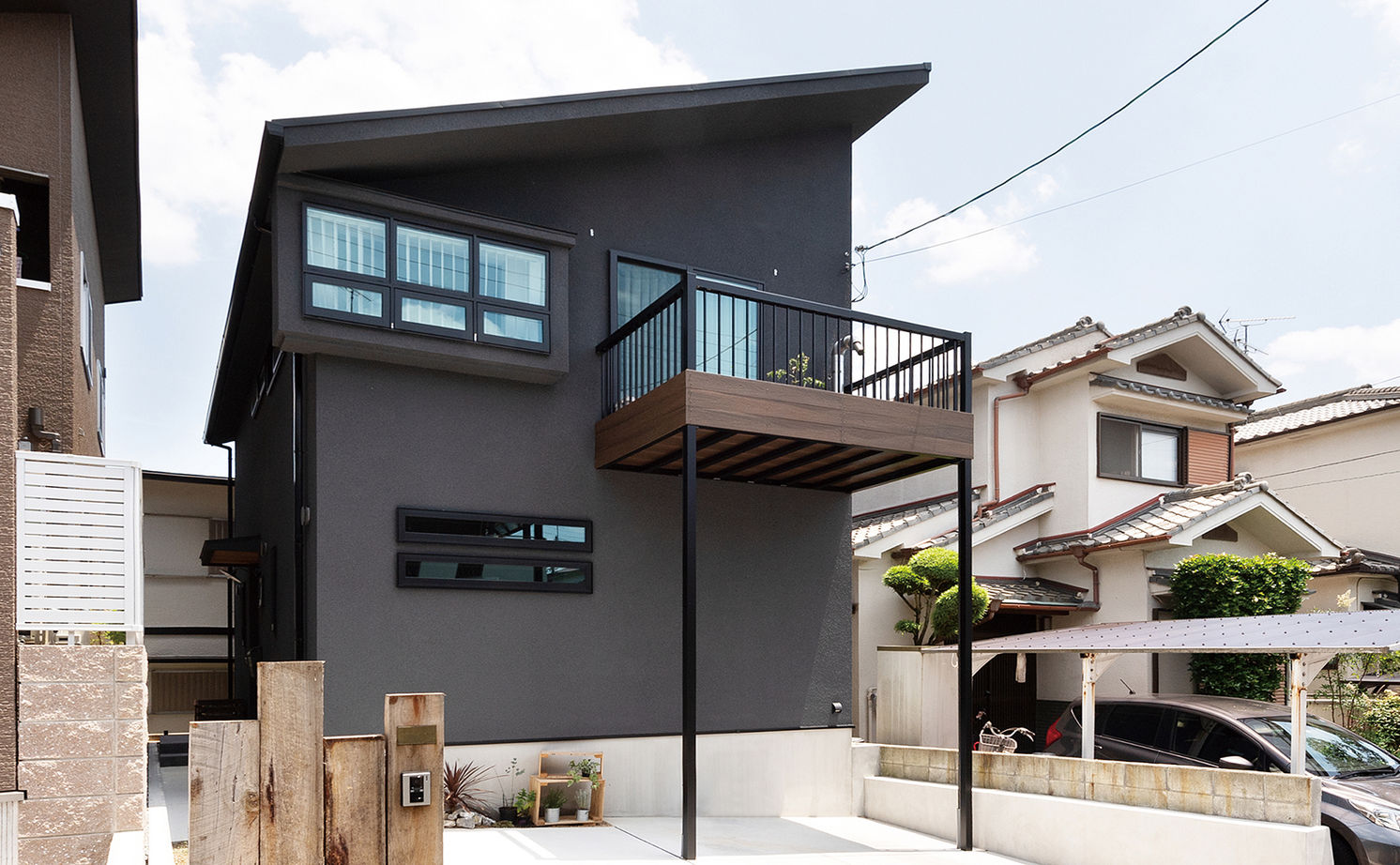 吹抜けの家  福山住宅 【2000～2500万円】古材や無垢材でアンティークな階段調の棚も造作。カフェみたいなリビングで暮らす家の建築実例画像2