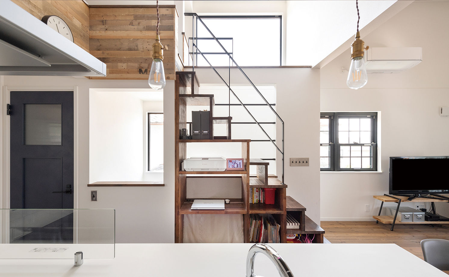 吹抜けの家  福山住宅 【2000～2500万円】古材や無垢材でアンティークな階段調の棚も造作。カフェみたいなリビングで暮らす家の建築実例画像3