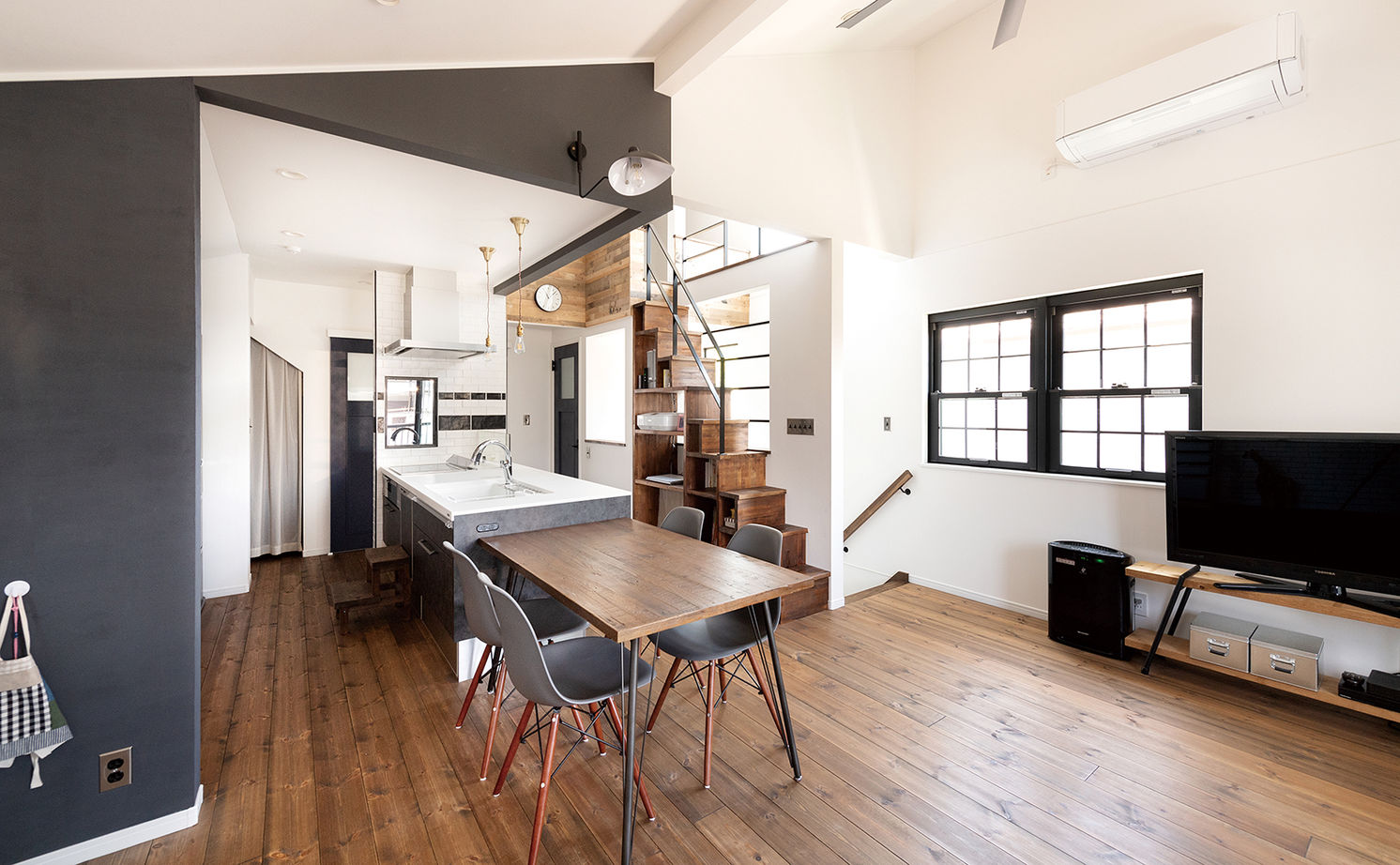 吹抜けの家  福山住宅 【2000～2500万円】古材や無垢材でアンティークな階段調の棚も造作。カフェみたいなリビングで暮らす家の建築実例画像4