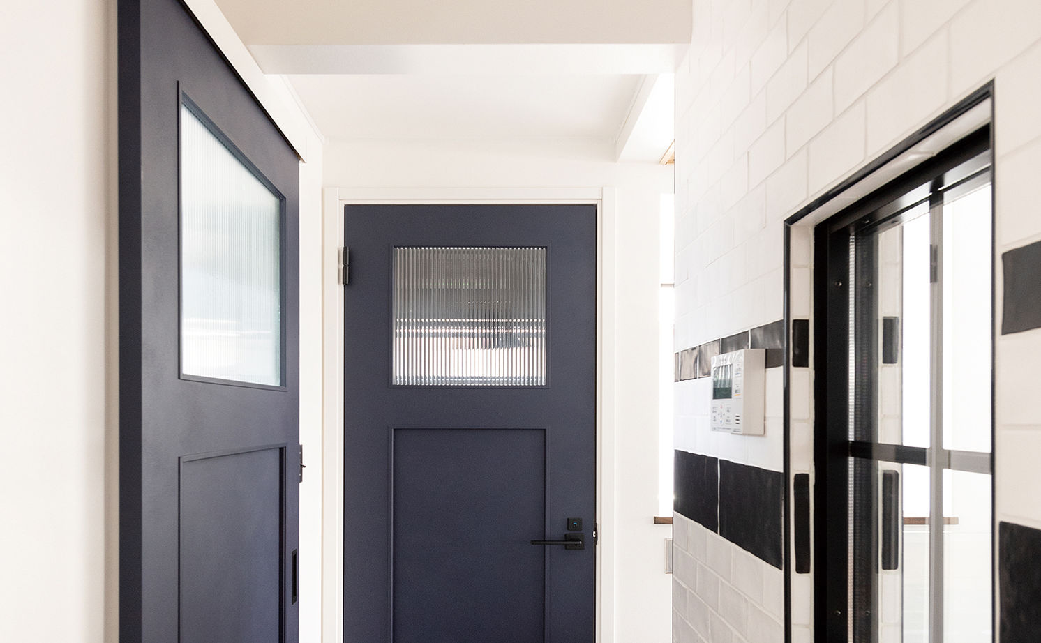 吹抜けの家  福山住宅 【2000～2500万円】古材や無垢材でアンティークな階段調の棚も造作。カフェみたいなリビングで暮らす家の建築実例画像5