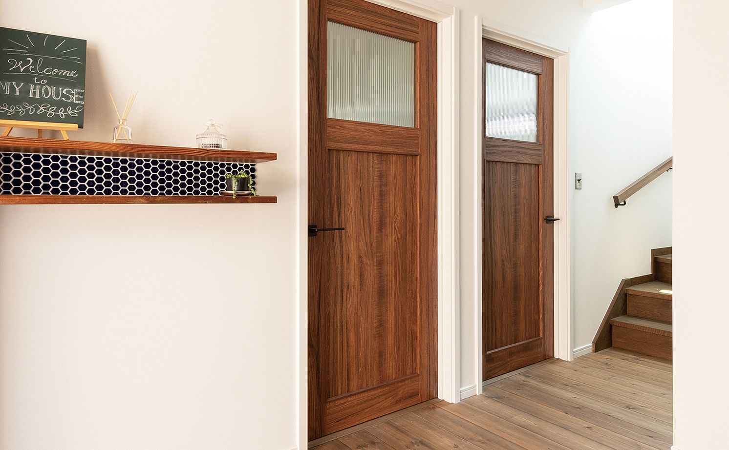 吹抜けの家  福山住宅 【2000～2500万円】古材や無垢材でアンティークな階段調の棚も造作。カフェみたいなリビングで暮らす家の建築実例画像6