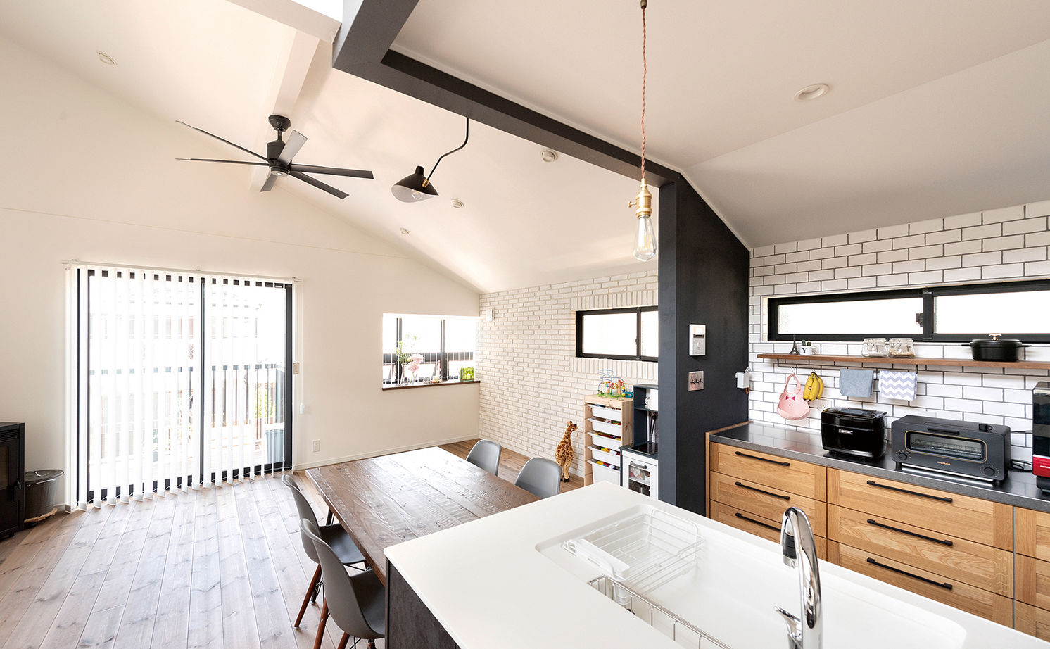 吹抜けの家  福山住宅 【2000～2500万円】古材や無垢材でアンティークな階段調の棚も造作。カフェみたいなリビングで暮らす家の建築実例画像7