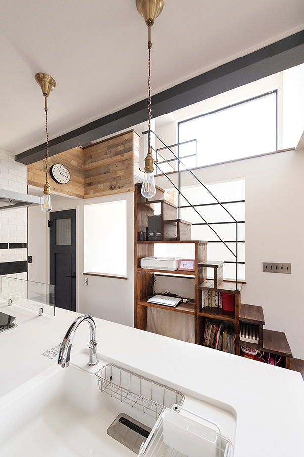 吹抜けの家  福山住宅 【2000～2500万円】古材や無垢材でアンティークな階段調の棚も造作。カフェみたいなリビングで暮らす家の建築実例画像8