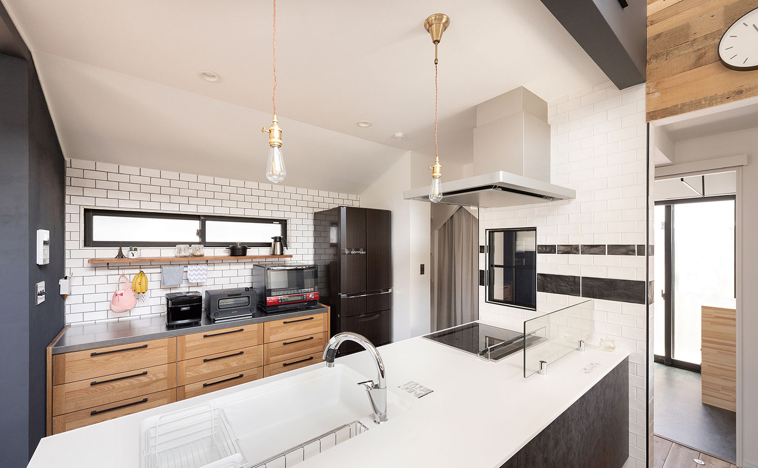 吹抜けの家  福山住宅 【2000～2500万円】古材や無垢材でアンティークな階段調の棚も造作。カフェみたいなリビングで暮らす家の建築実例画像9