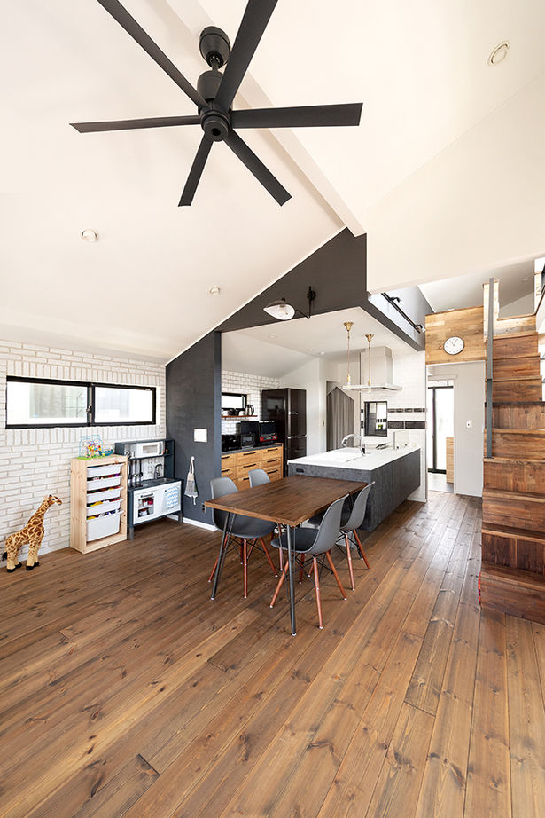 吹抜けの家  福山住宅 【2000～2500万円】古材や無垢材でアンティークな階段調の棚も造作。カフェみたいなリビングで暮らす家の建築実例画像10