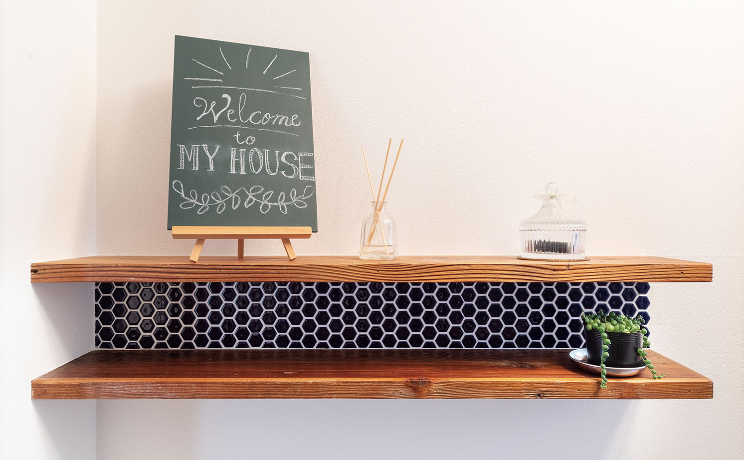 吹抜けの家  福山住宅 【2000～2500万円】古材や無垢材でアンティークな階段調の棚も造作。カフェみたいなリビングで暮らす家の建築実例画像11