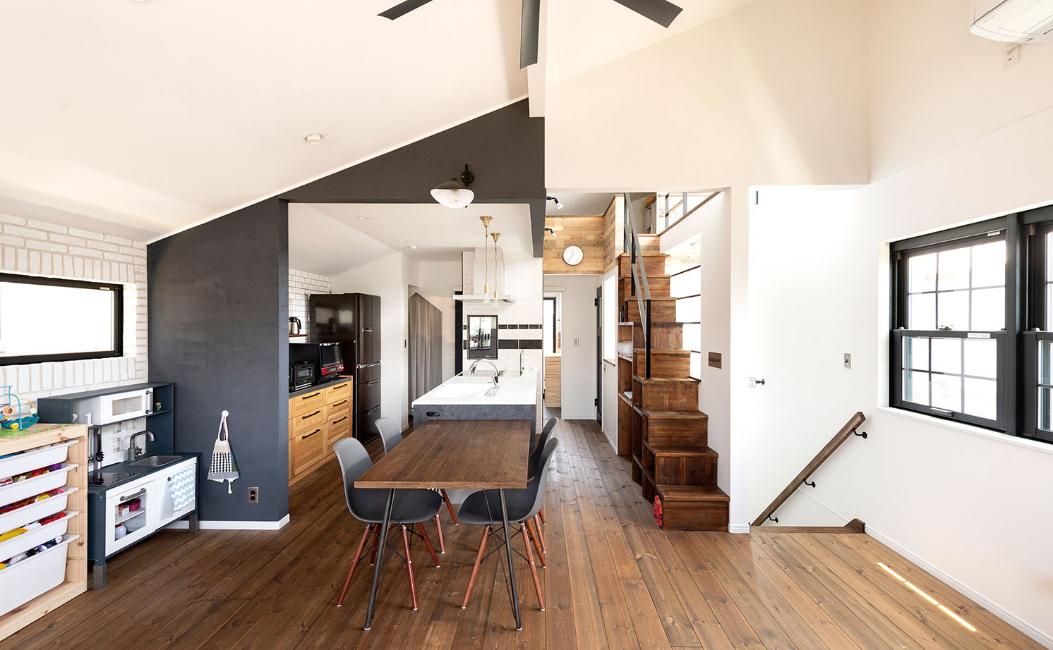 吹抜けの家  福山住宅 【2000～2500万円】古材や無垢材でアンティークな階段調の棚も造作。カフェみたいなリビングで暮らす家の建築実例画像12