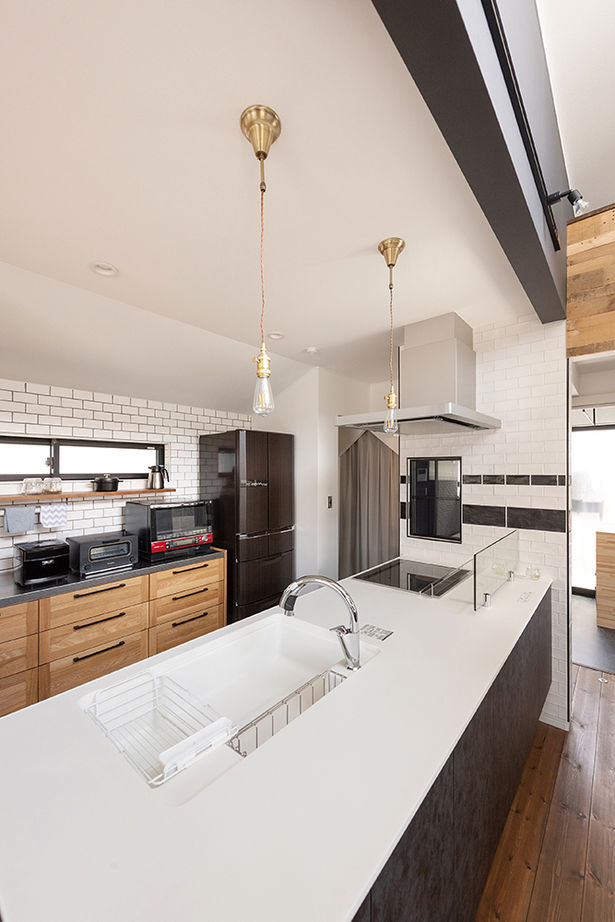 吹抜けの家  福山住宅 【2000～2500万円】古材や無垢材でアンティークな階段調の棚も造作。カフェみたいなリビングで暮らす家の建築実例画像13