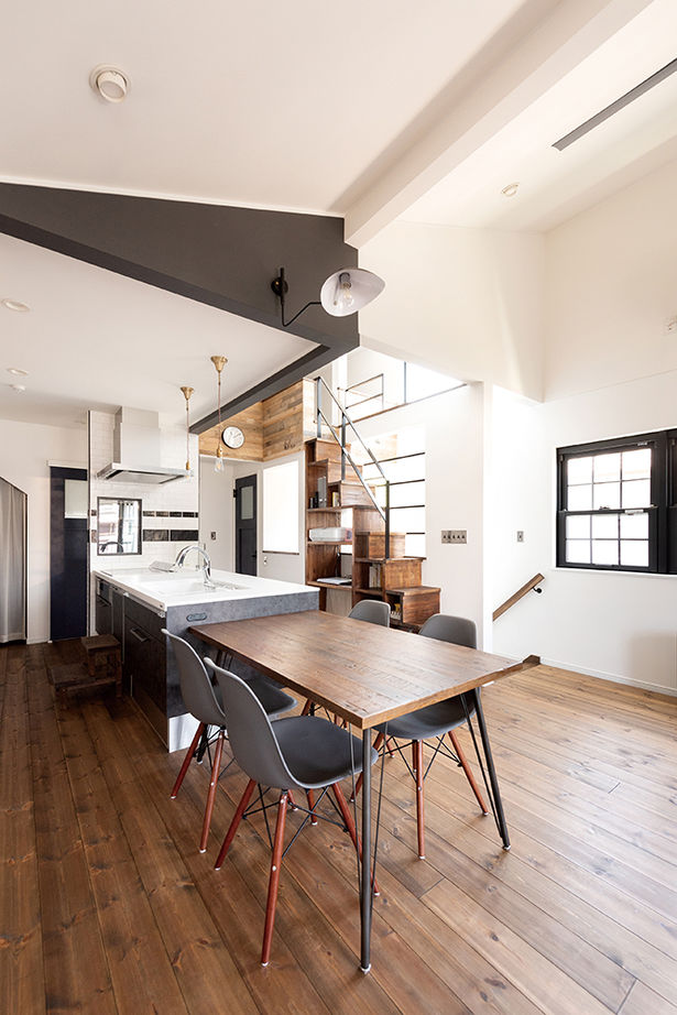 吹抜けの家  福山住宅 【2000～2500万円】古材や無垢材でアンティークな階段調の棚も造作。カフェみたいなリビングで暮らす家の建築実例画像14