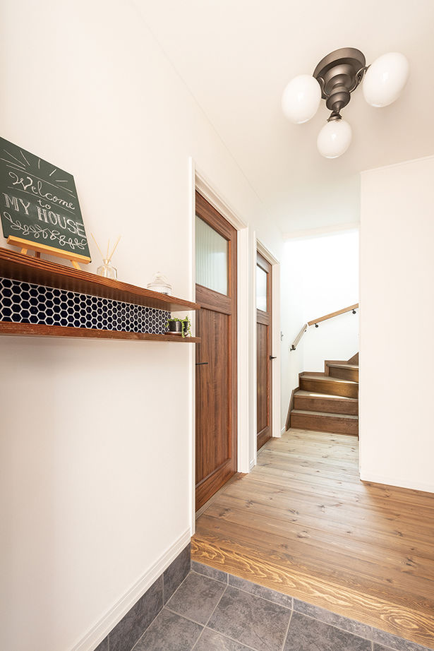 吹抜けの家  福山住宅 【2000～2500万円】古材や無垢材でアンティークな階段調の棚も造作。カフェみたいなリビングで暮らす家の建築実例画像15