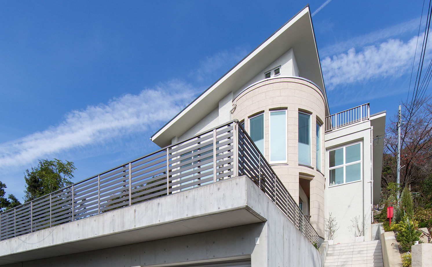 吹抜けの家  福山住宅 【4000万円～】高台を愉しむ家。アール設計の眺望リビング、上品なインテリア…繊細に想いを形にの建築実例画像2