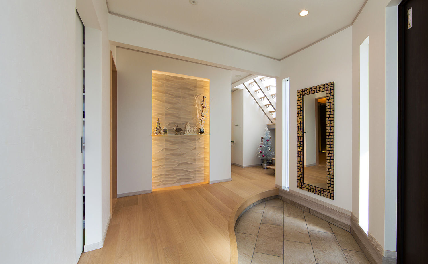 吹抜けの家  福山住宅 【4000万円～】高台を愉しむ家。アール設計の眺望リビング、上品なインテリア…繊細に想いを形にの建築実例画像3