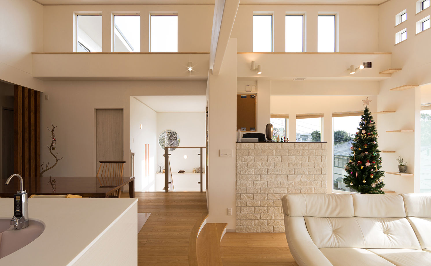 吹抜けの家  福山住宅 【4000万円～】高台を愉しむ家。アール設計の眺望リビング、上品なインテリア…繊細に想いを形にの建築実例画像5