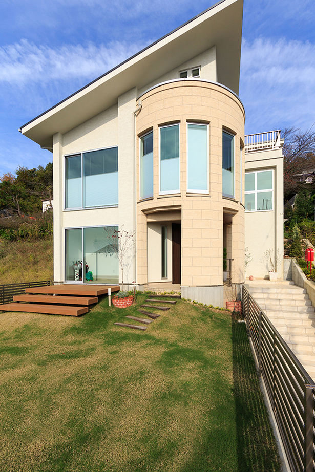 吹抜けの家  福山住宅 【4000万円～】高台を愉しむ家。アール設計の眺望リビング、上品なインテリア…繊細に想いを形にの建築実例画像17